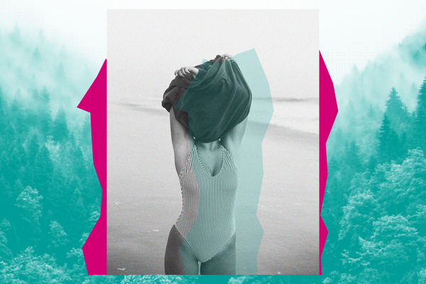 امرأة ترتدي لباس بحري